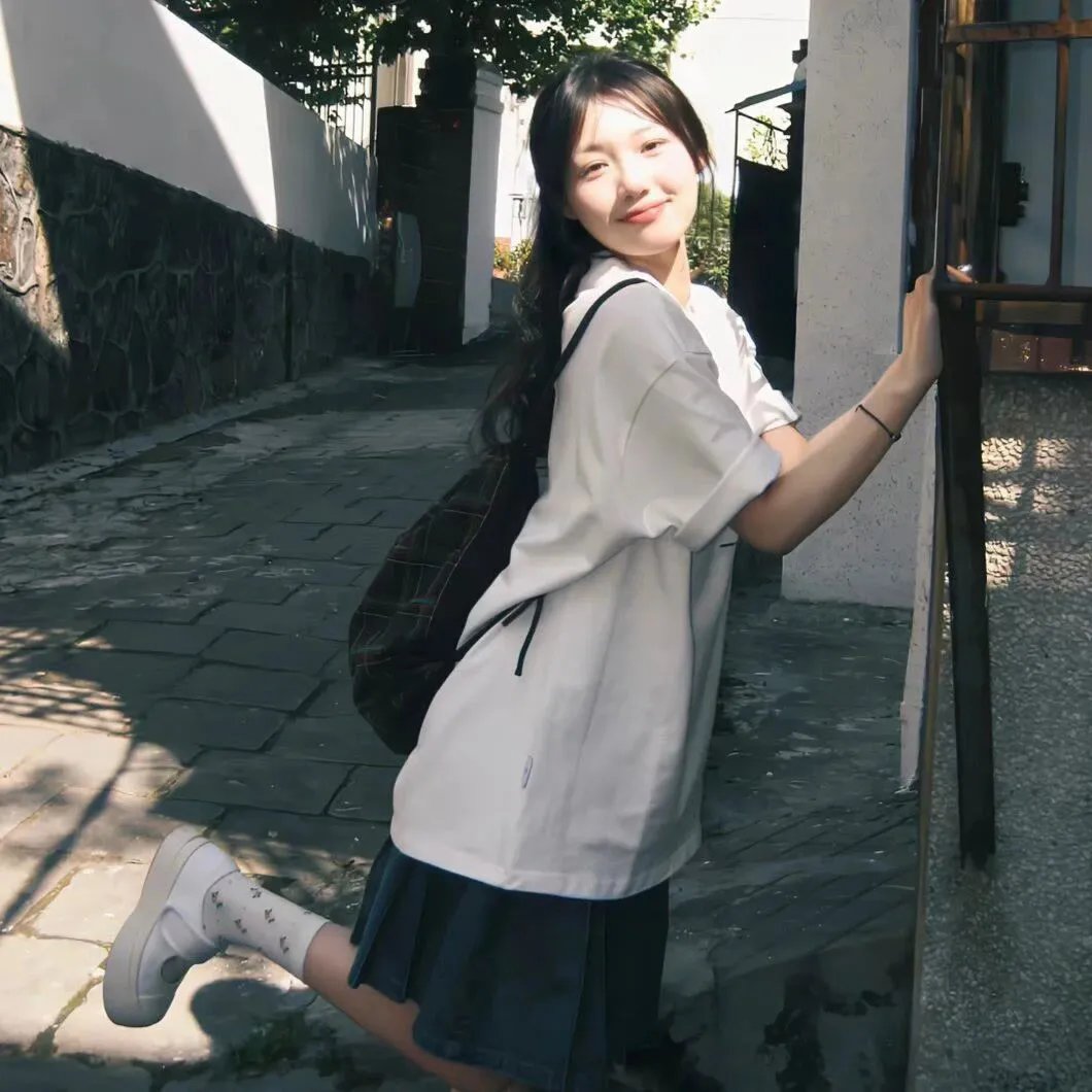 黑衣长发女子角色海报：在树林和岩壁之间与橙色背心女子会合，长发搭配浅色外套，加入男主带队的队伍