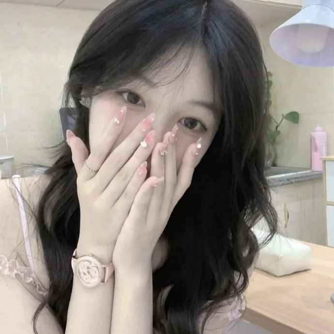 都市女性群像角色海报：多名都市女性在海滩、浅滩与树荫间停留，穿着沾湿或破损的日常服装，由男主带回营地
