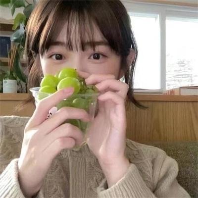 场景一：潮湿林地里瀑布与岩石围成的地带，橙色背心女子扎着高马尾独自停留，衣角裤边均有破损