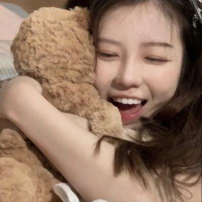 场景四：由竹木搭起的临时棚屋，男主坐在中间，两名女子分别靠在左右两侧